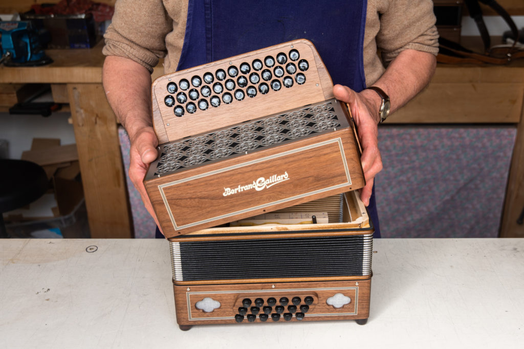 Finishing a Saphir model - Bertrand Gaillard Accordions